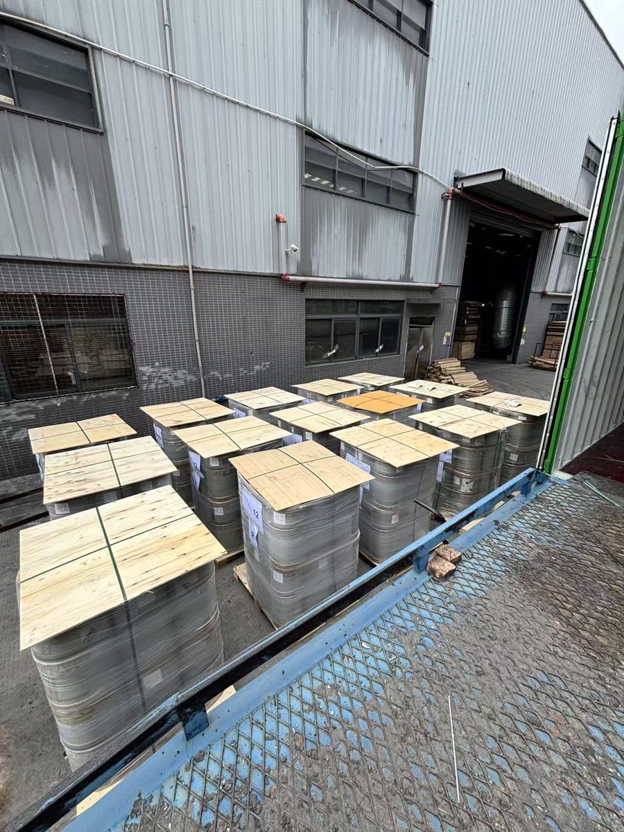 BESUN DECOR rolls with wooden top protection on flatbed truck
