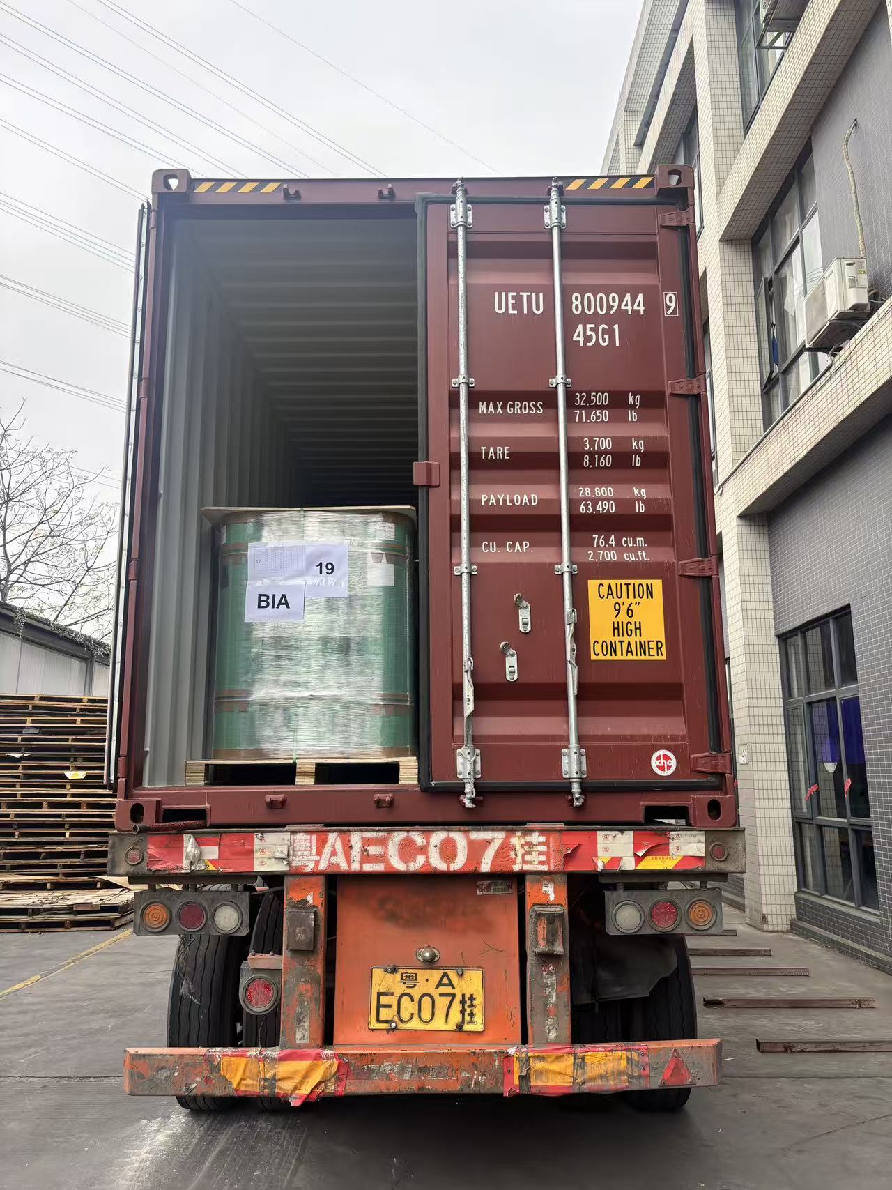 High-cube container with BESUN DECOR roll secured inside